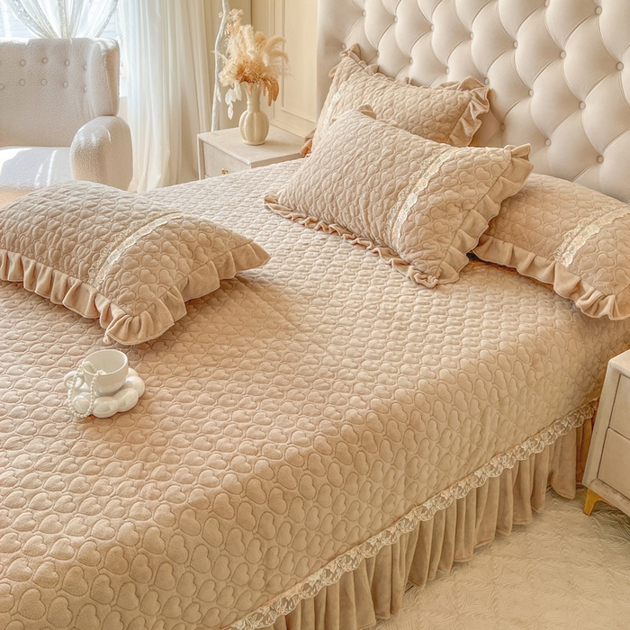 91家纺网 家纺一手货源 找家纺 瑞宝 2025新款雕花牛奶绒花边夹棉床盖四件套-云梦 云梦-浅咖