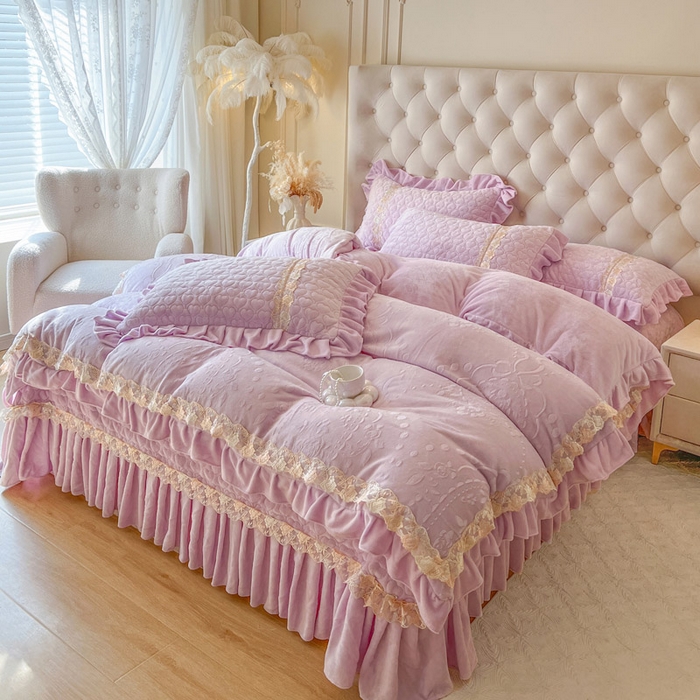 91家纺网 家纺一手货源 找家纺 瑞宝 2025新款雕花牛奶绒花边夹棉床盖四件套-云梦 云梦-雾紫