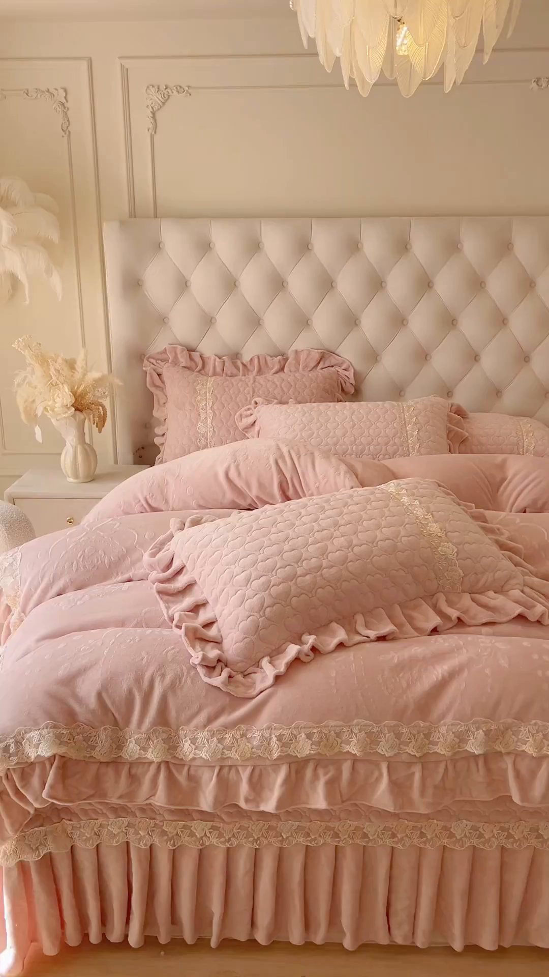 91家纺网 家纺一手货源 找家纺 瑞宝 2025新款雕花牛奶绒花边夹棉床盖四件套-云梦 云梦-柔粉