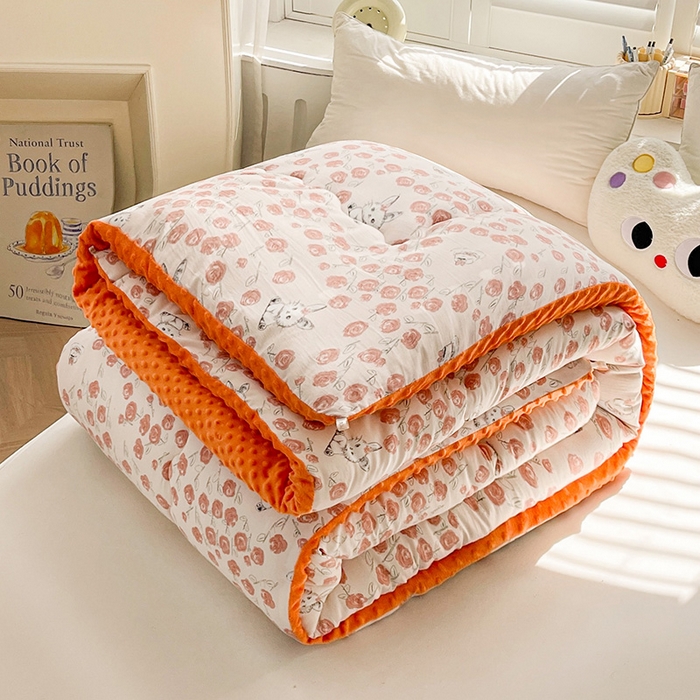 91家纺网 家纺一手货源 找家纺 鑫缘家纺 2025新款亲肤舒适豆豆绒双面大豆被被子被芯 花园萌兔