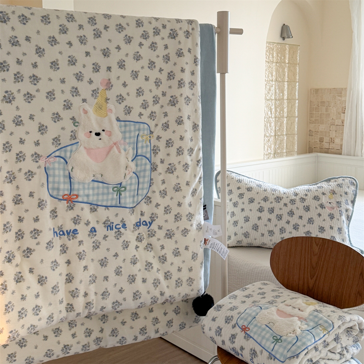 91家纺网 家纺一手货源 找家纺 （总）暖生活 2025新款A类230克加厚牛奶绒贴布绣床盖三件套