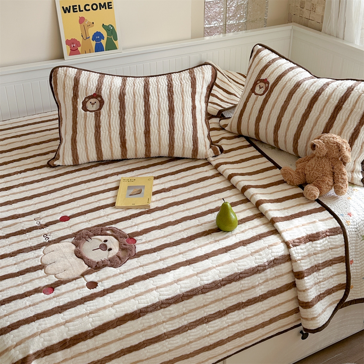 91家纺网 家纺一手货源 找家纺 暖生活 2025新款A类230克加厚牛奶绒贴布绣床盖三件套 红果小狮子