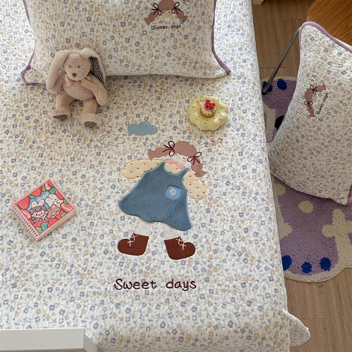 91家纺网 家纺一手货源 找家纺 暖生活 2025新款A类230克加厚牛奶绒贴布绣床盖三件套 碎花小女孩