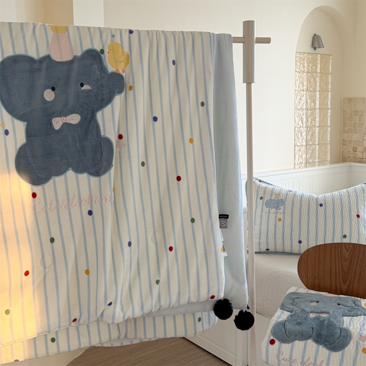 91家纺网 家纺一手货源 找家纺 暖生活 2025新款A类230克加厚牛奶绒贴布绣床盖三件套 小蓝象