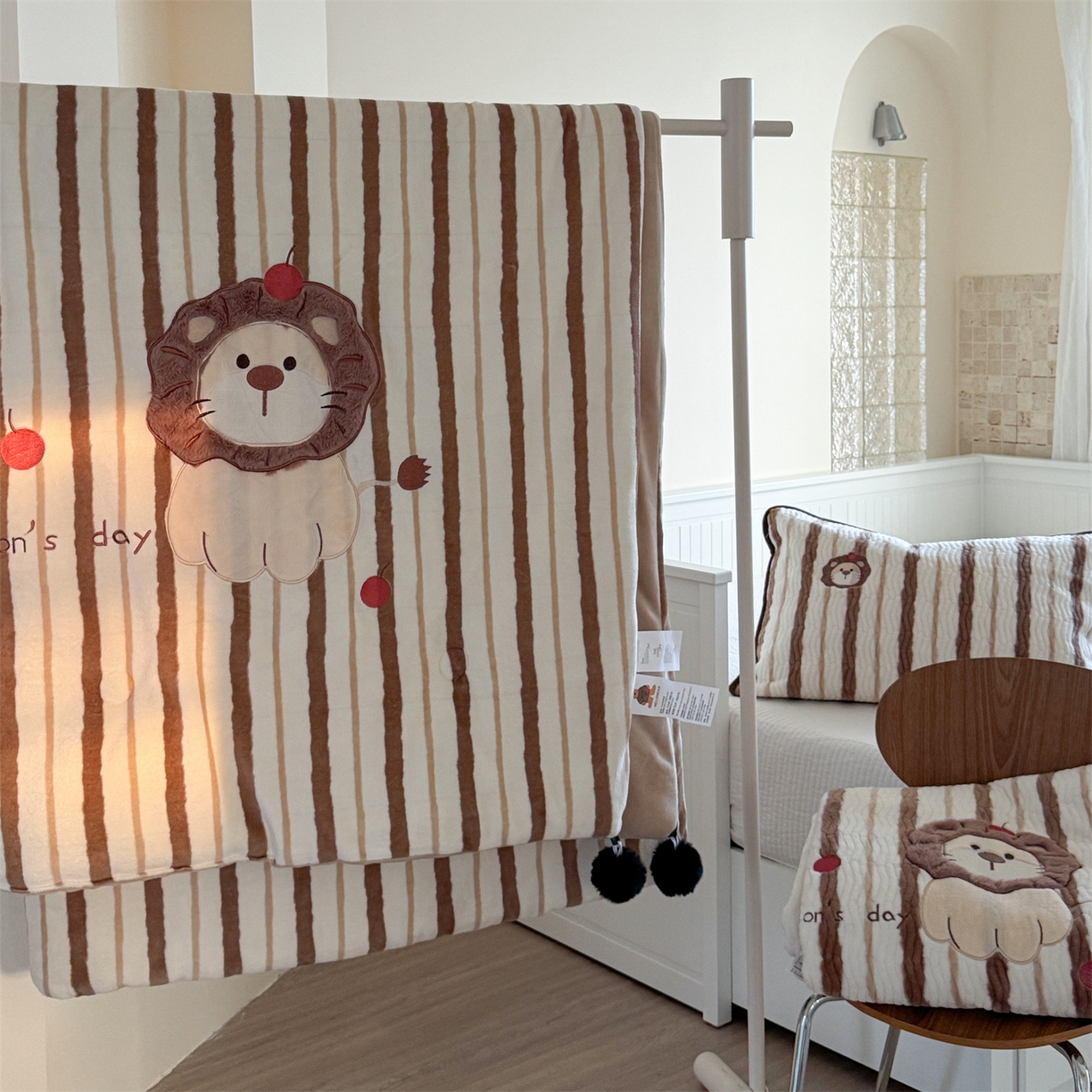 91家纺网 家纺一手货源 找家纺 暖生活 2025新款A类230克加厚牛奶绒贴布绣床盖三件套 红果小狮子