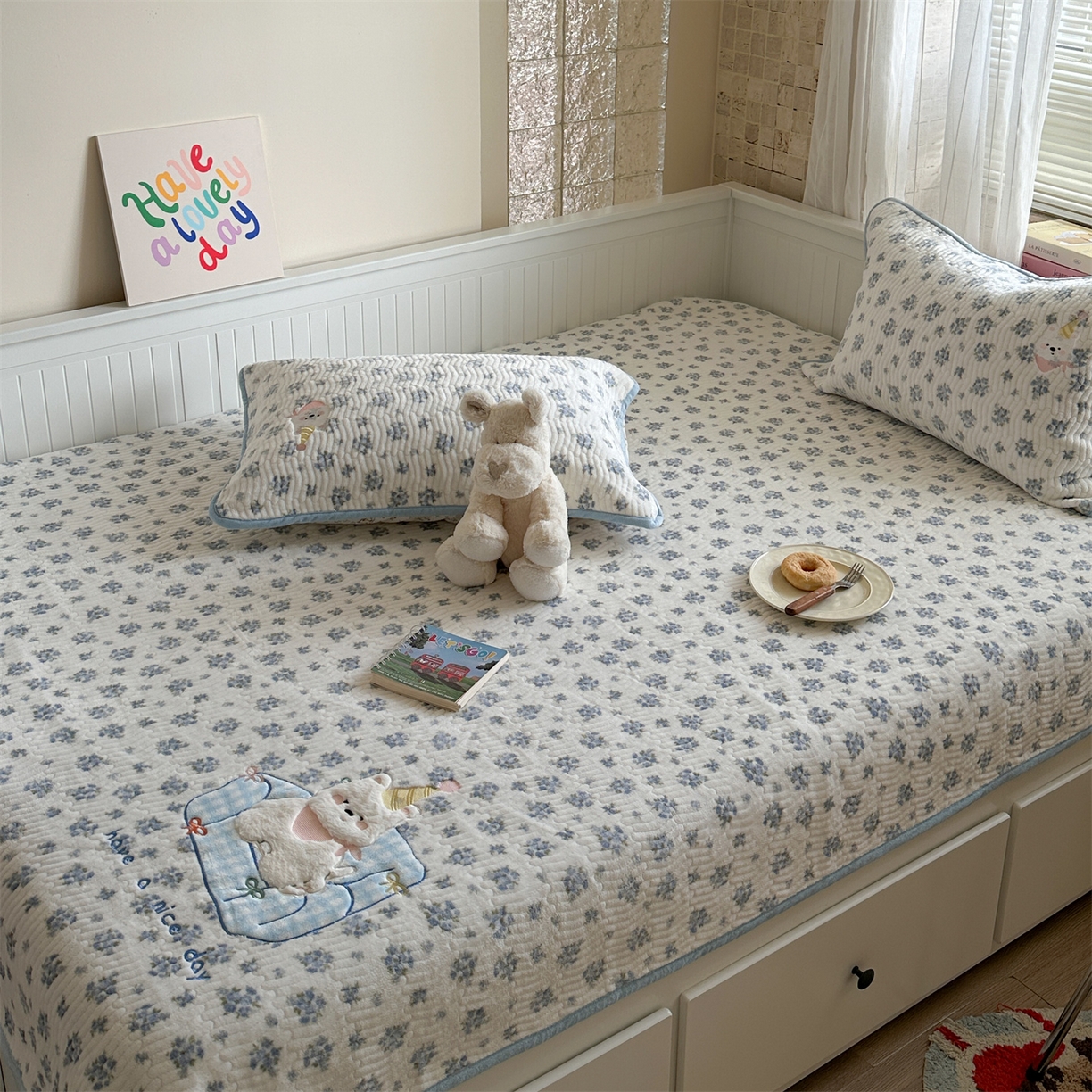 91家纺网 家纺一手货源 找家纺 （总）暖生活 2025新款A类230克加厚牛奶绒贴布绣床盖三件套