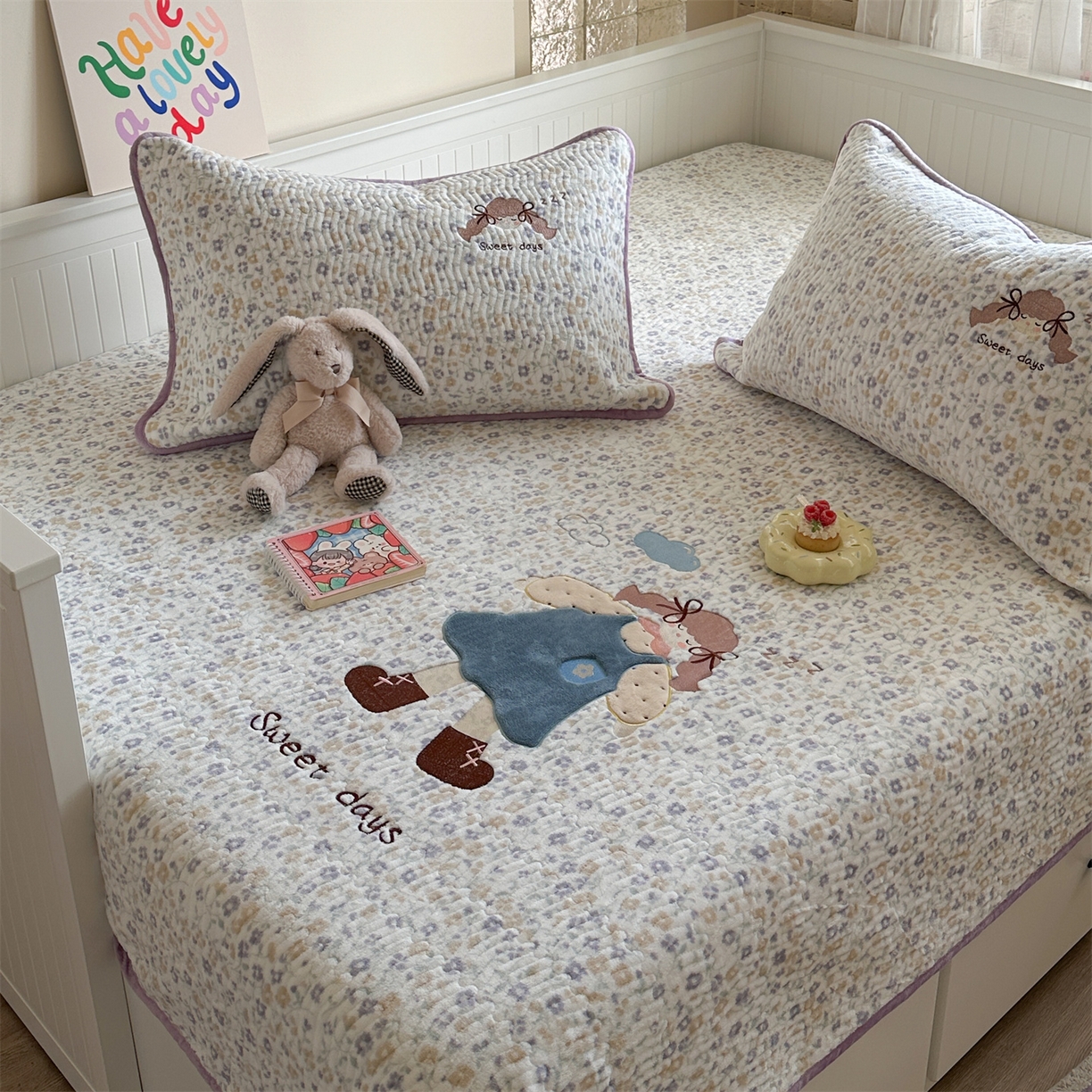 91家纺网 家纺一手货源 找家纺 暖生活 2025新款A类230克加厚牛奶绒贴布绣床盖三件套 碎花小女孩