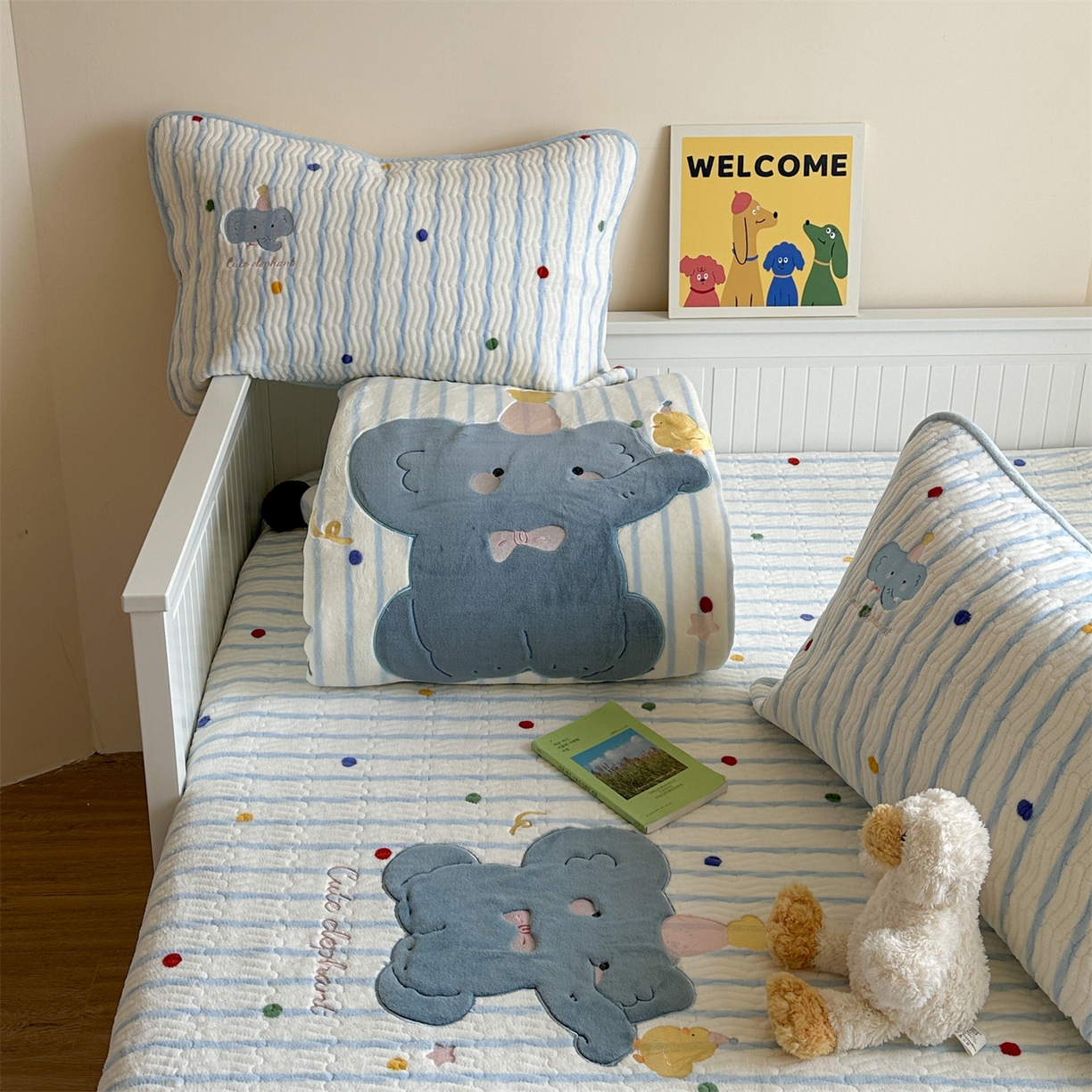 91家纺网 家纺一手货源 找家纺 暖生活 2025新款A类230克加厚牛奶绒贴布绣床盖三件套 小蓝象