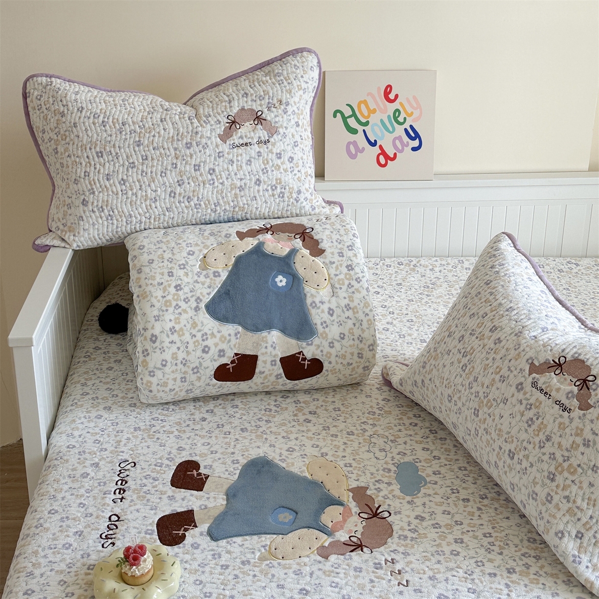 91家纺网 家纺一手货源 找家纺 暖生活 2025新款A类230克加厚牛奶绒贴布绣床盖三件套 碎花小女孩