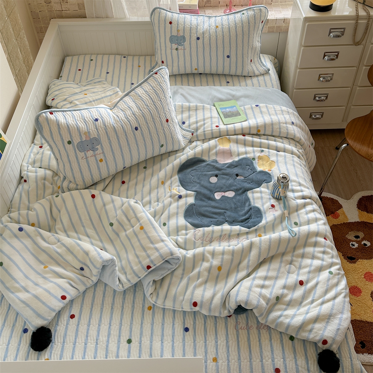 91家纺网 家纺一手货源 找家纺 暖生活 2025新款A类230克加厚牛奶绒贴布绣床盖三件套 小蓝象