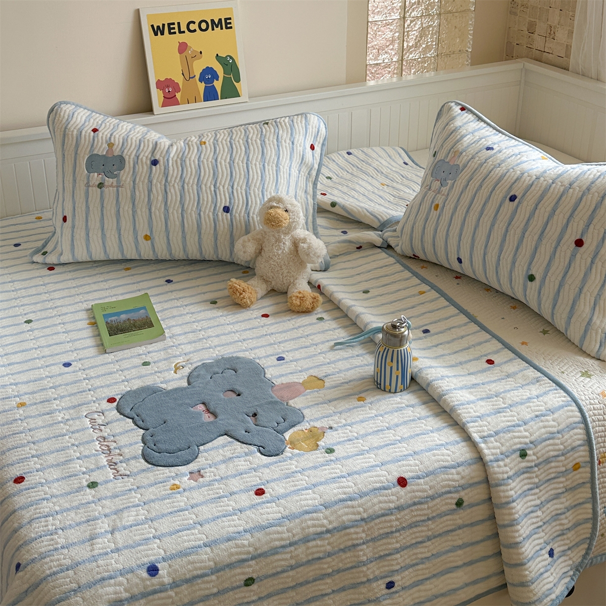 91家纺网 家纺一手货源 找家纺 暖生活 2025新款A类230克加厚牛奶绒贴布绣床盖三件套 小蓝象