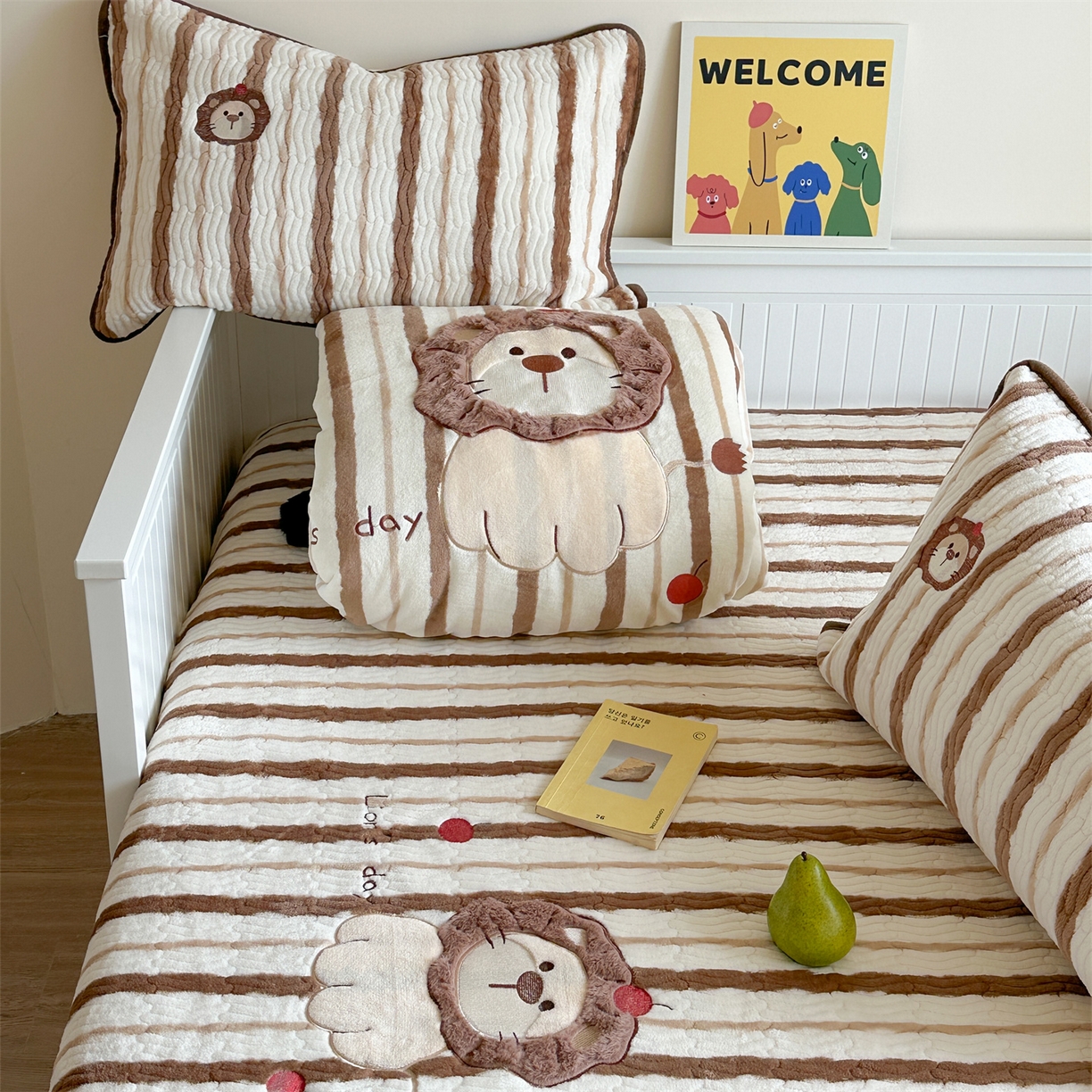 91家纺网 家纺一手货源 找家纺 暖生活 2025新款A类230克加厚牛奶绒贴布绣床盖三件套 红果小狮子