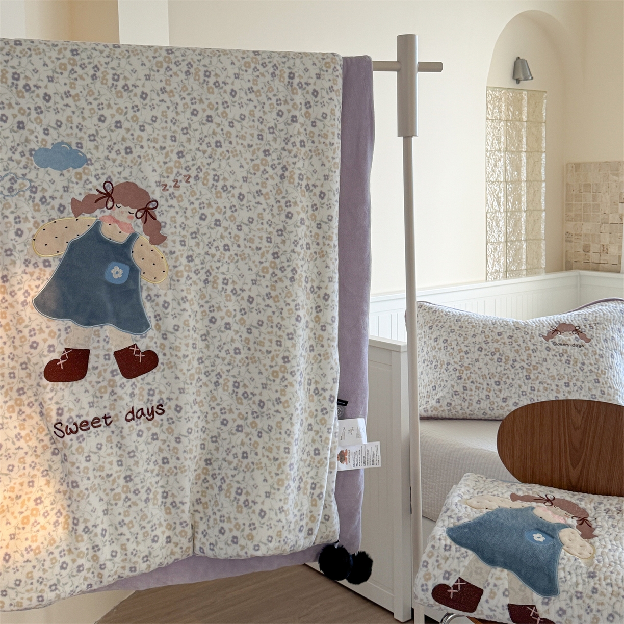 91家纺网 家纺一手货源 找家纺 暖生活 2025新款A类230克加厚牛奶绒贴布绣床盖三件套 碎花小女孩