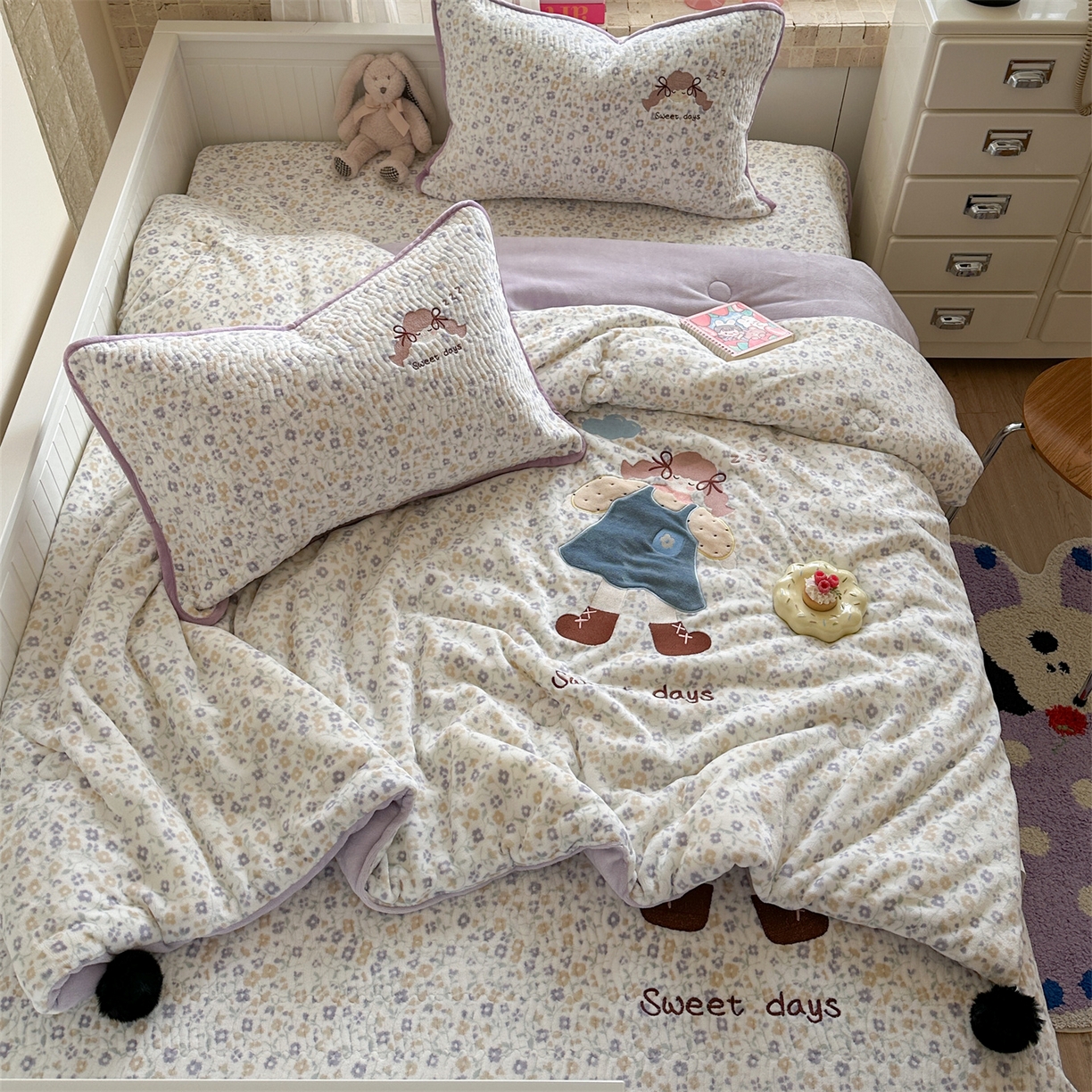 91家纺网 家纺一手货源 找家纺 暖生活 2025新款A类230克加厚牛奶绒贴布绣床盖三件套 碎花小女孩