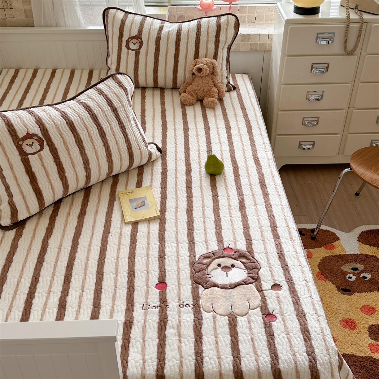 91家纺网 家纺一手货源 找家纺 暖生活 2025新款A类230克加厚牛奶绒贴布绣床盖三件套 红果小狮子