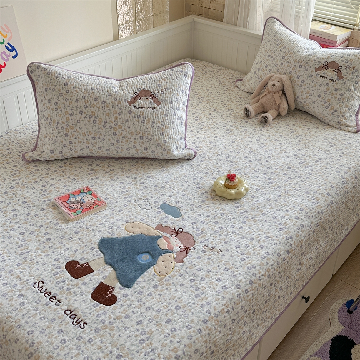 暖生活 2025新款A类230克加厚牛奶绒贴布绣床盖三件套 碎花小女孩