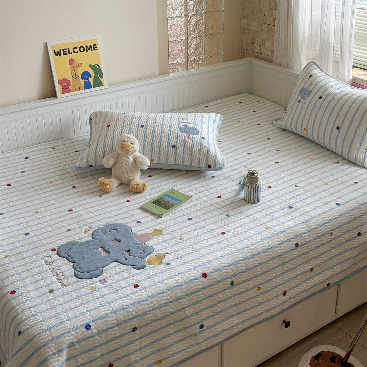 91家纺网 家纺一手货源 找家纺 暖生活 2025新款A类230克加厚牛奶绒贴布绣床盖三件套 小蓝象