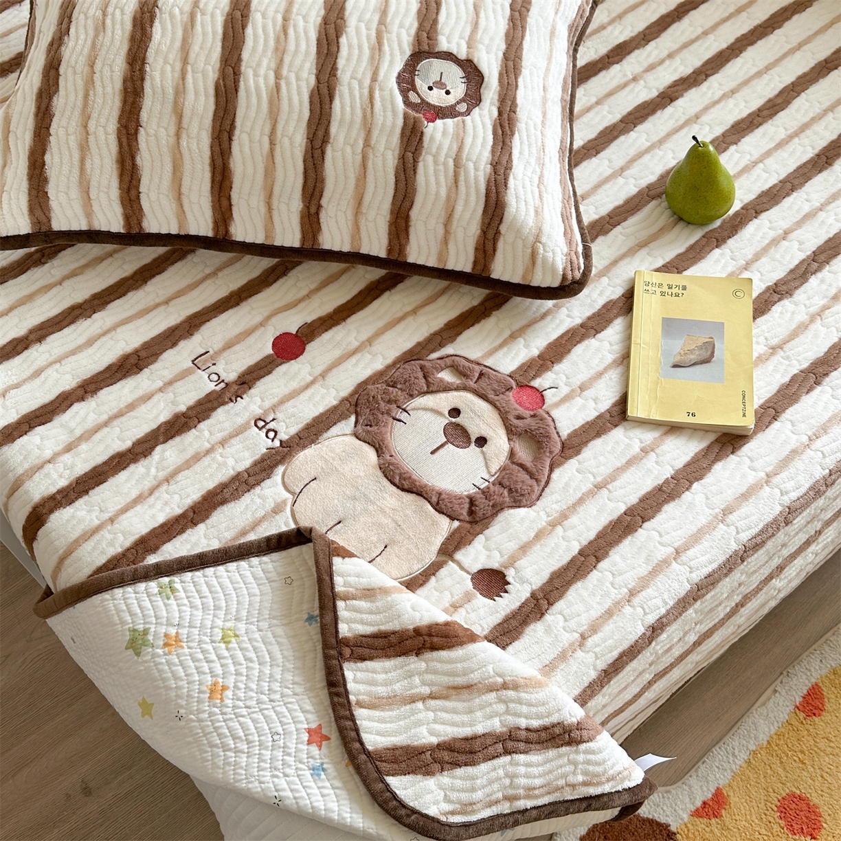 91家纺网 家纺一手货源 找家纺 暖生活 2025新款A类230克加厚牛奶绒贴布绣床盖三件套 红果小狮子