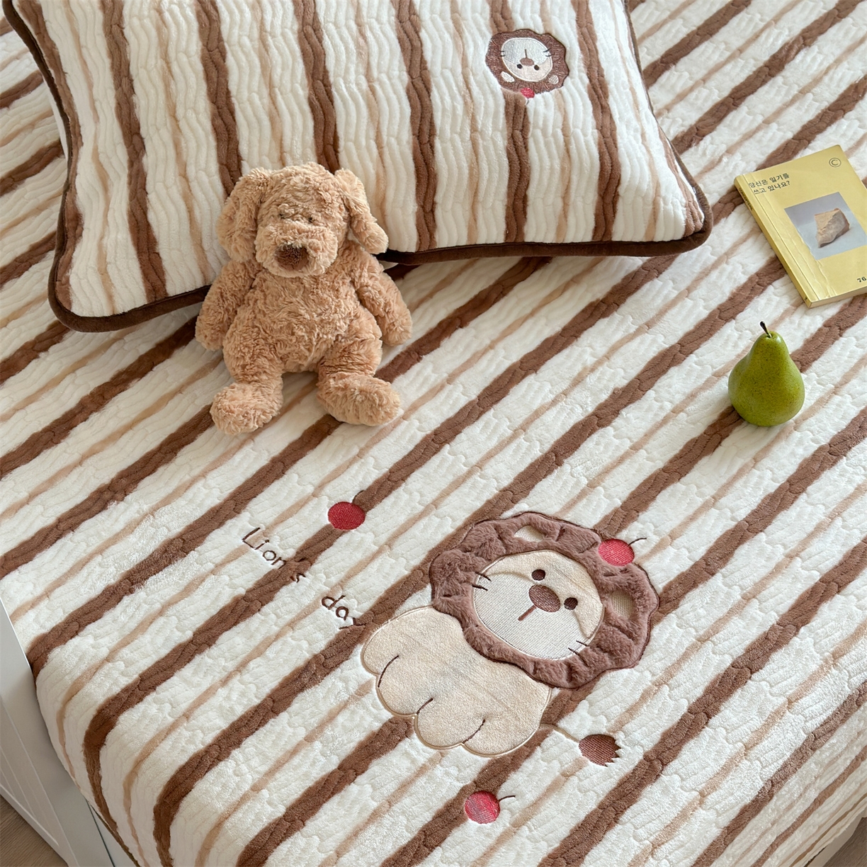 91家纺网 家纺一手货源 找家纺 暖生活 2025新款A类230克加厚牛奶绒贴布绣床盖三件套 红果小狮子