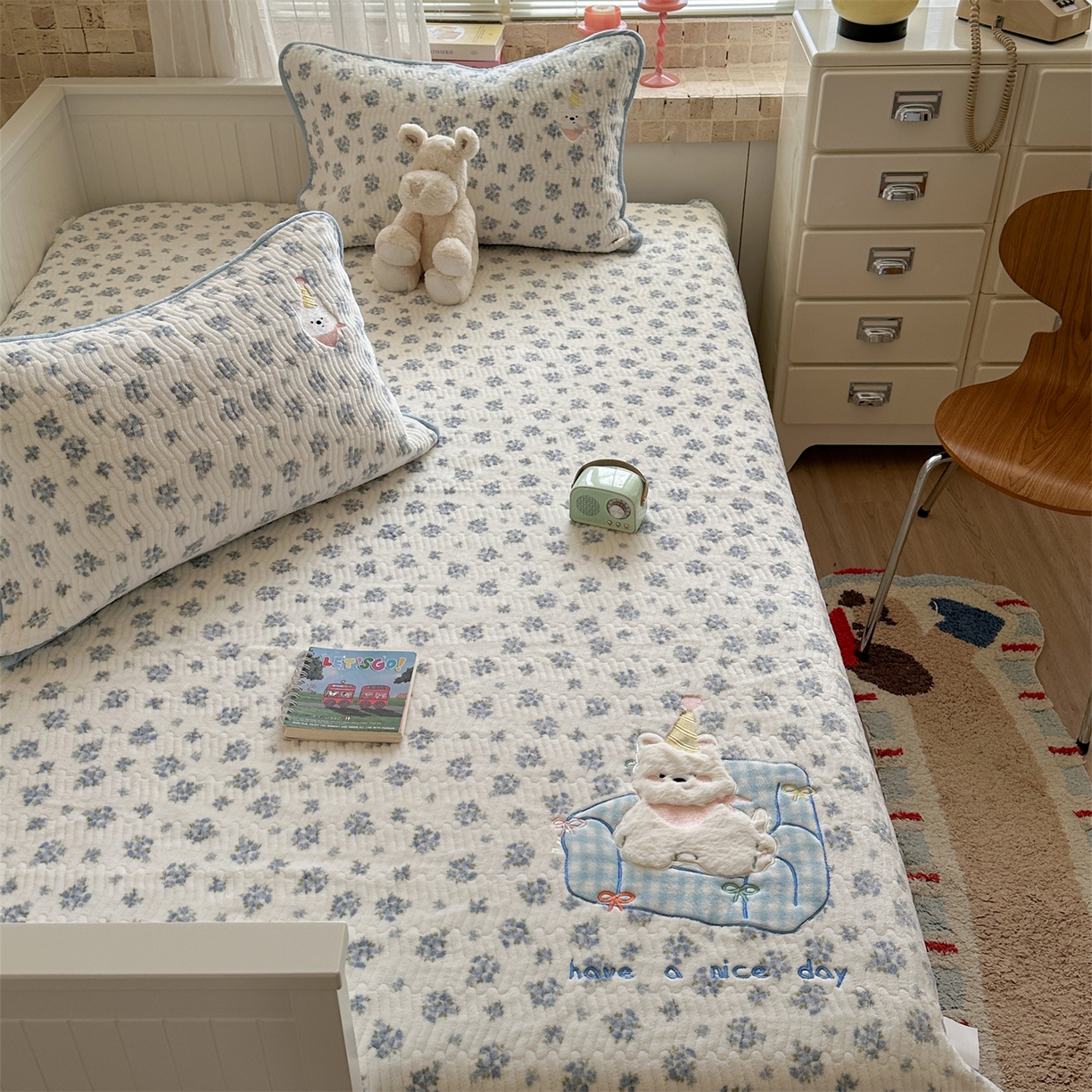 91家纺网 家纺一手货源 找家纺 （总）暖生活 2025新款A类230克加厚牛奶绒贴布绣床盖三件套