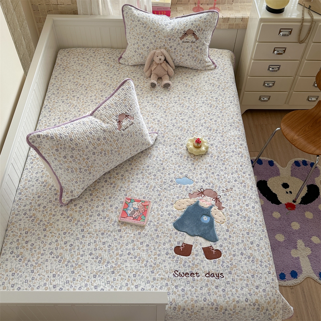 91家纺网 家纺一手货源 找家纺 暖生活 2025新款A类230克加厚牛奶绒贴布绣床盖三件套 碎花小女孩