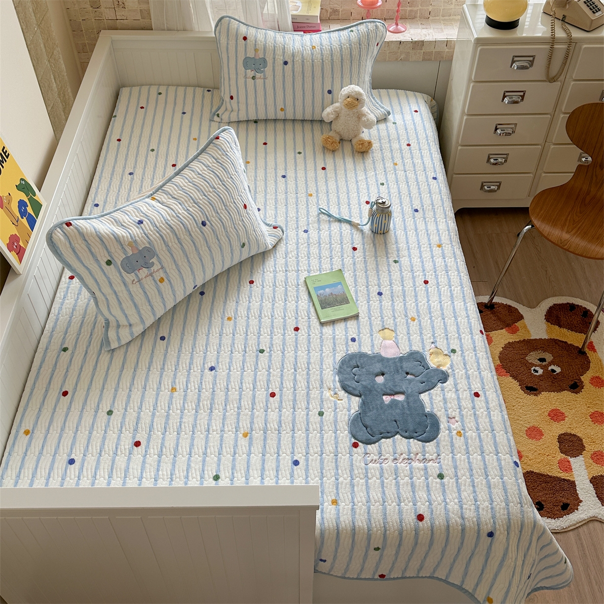 91家纺网 家纺一手货源 找家纺 暖生活 2025新款A类230克加厚牛奶绒贴布绣床盖三件套 小蓝象