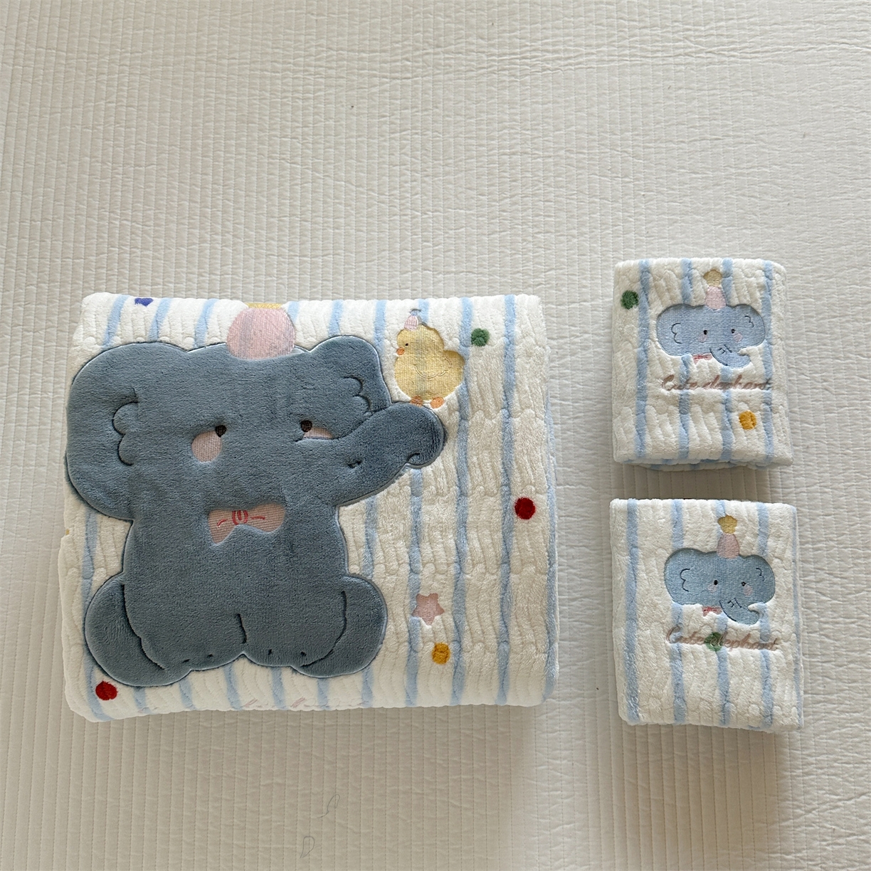 91家纺网 家纺一手货源 找家纺 暖生活 2025新款A类230克加厚牛奶绒贴布绣床盖三件套 小蓝象