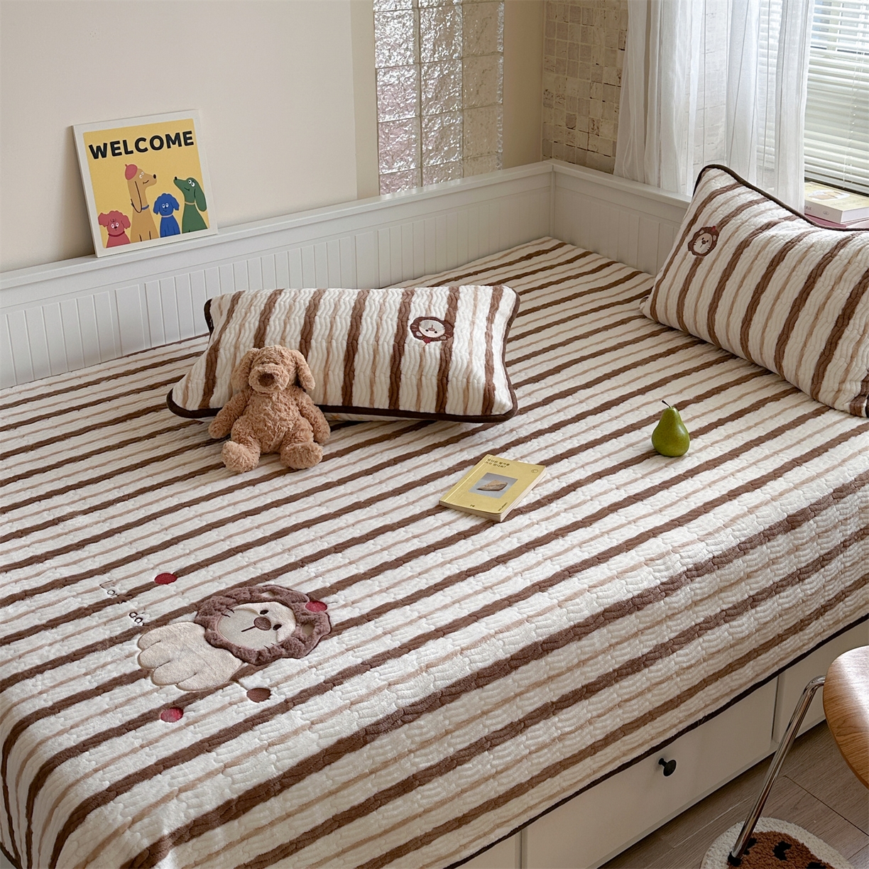 91家纺网 家纺一手货源 找家纺 暖生活 2025新款A类230克加厚牛奶绒贴布绣床盖三件套 红果小狮子