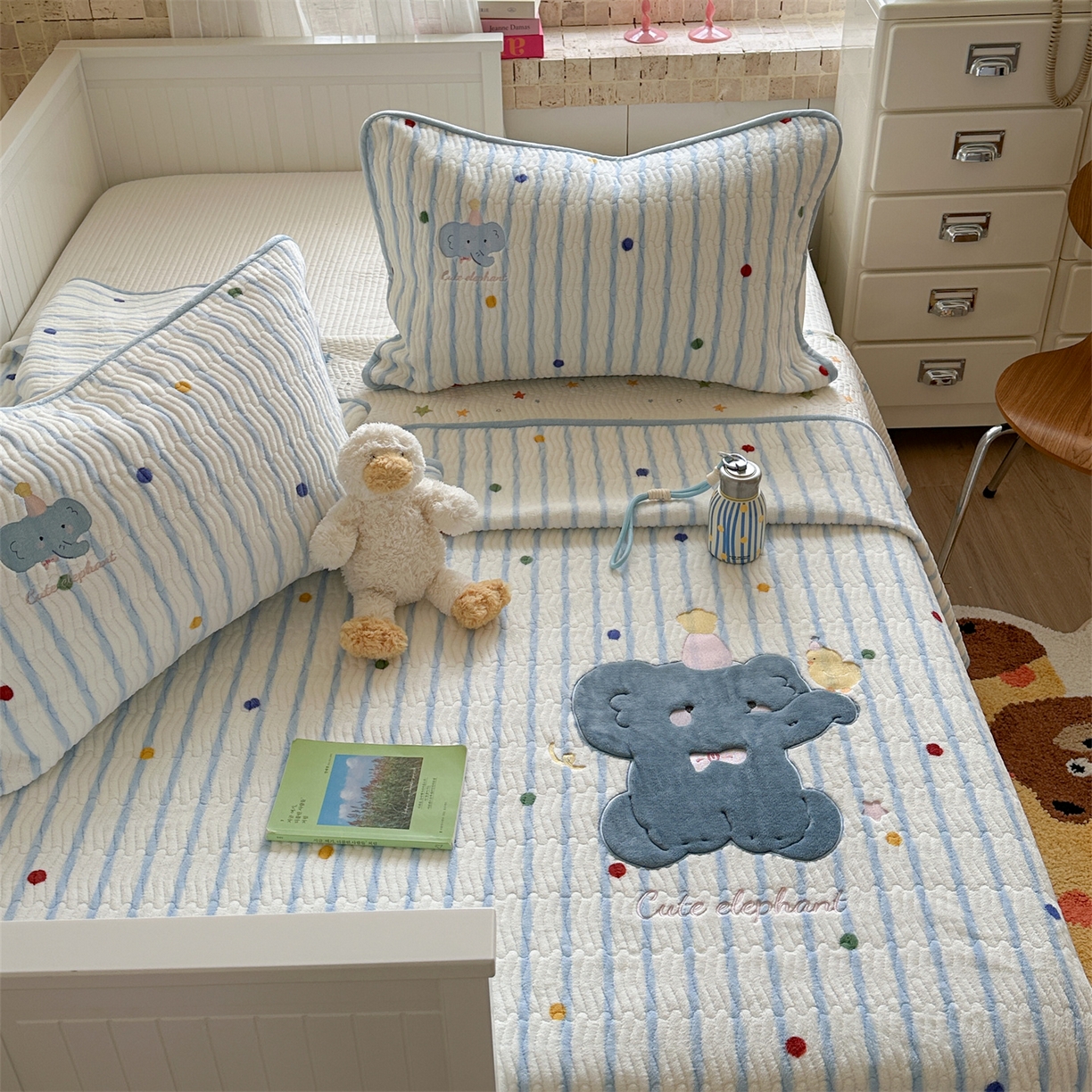 91家纺网 家纺一手货源 找家纺 暖生活 2025新款A类230克加厚牛奶绒贴布绣床盖三件套 小蓝象