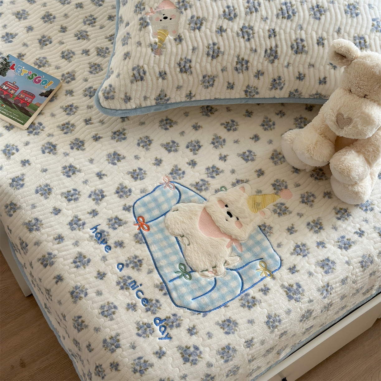 91家纺网 家纺一手货源 找家纺 （总）暖生活 2025新款A类230克加厚牛奶绒贴布绣床盖三件套