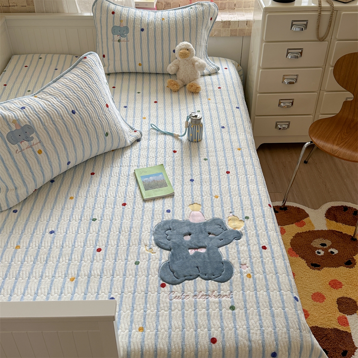 91家纺网 家纺一手货源 找家纺 暖生活 2025新款A类230克加厚牛奶绒贴布绣床盖三件套 小蓝象