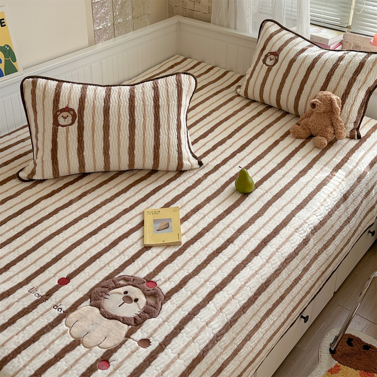 暖生活 2025新款A类230克加厚牛奶绒贴布绣床盖三件套 红果小狮子