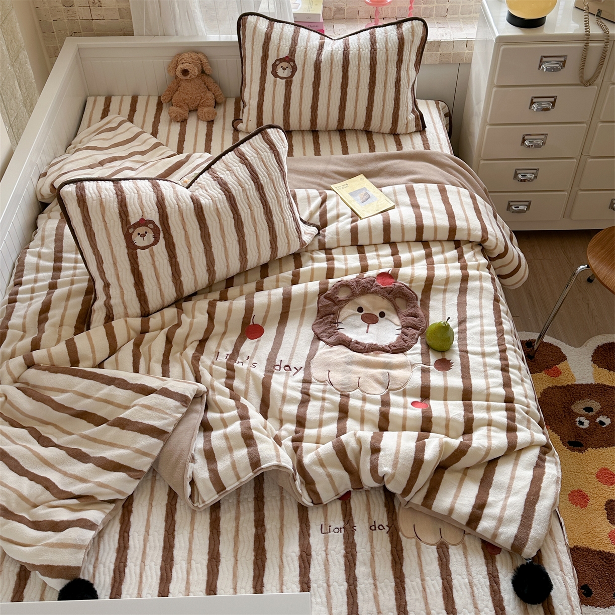 91家纺网 家纺一手货源 找家纺 暖生活 2025新款A类230克加厚牛奶绒贴布绣床盖三件套 红果小狮子