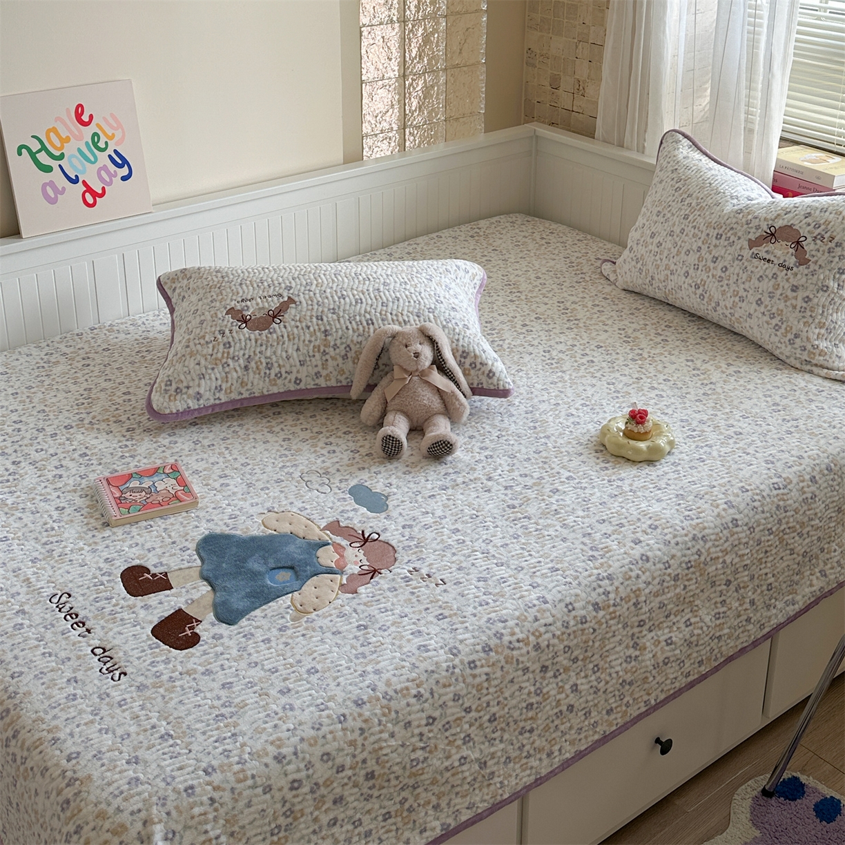 91家纺网 家纺一手货源 找家纺 暖生活 2025新款A类230克加厚牛奶绒贴布绣床盖三件套 碎花小女孩