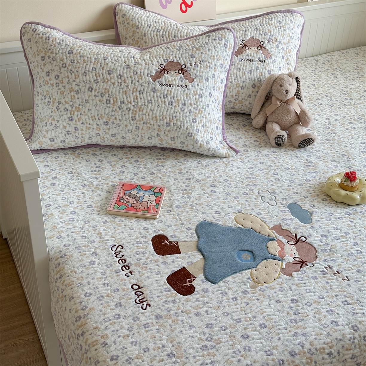 91家纺网 家纺一手货源 找家纺 暖生活 2025新款A类230克加厚牛奶绒贴布绣床盖三件套 碎花小女孩