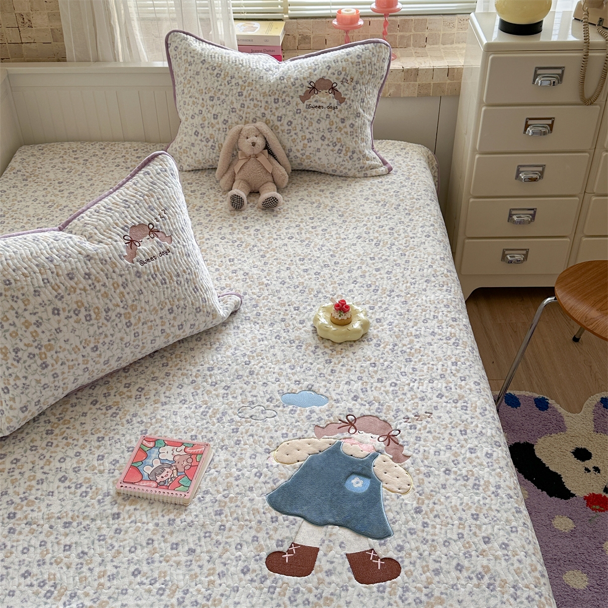 91家纺网 家纺一手货源 找家纺 暖生活 2025新款A类230克加厚牛奶绒贴布绣床盖三件套 碎花小女孩