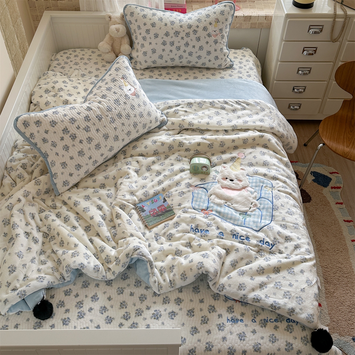 91家纺网 家纺一手货源 找家纺 （总）暖生活 2025新款A类230克加厚牛奶绒贴布绣床盖三件套