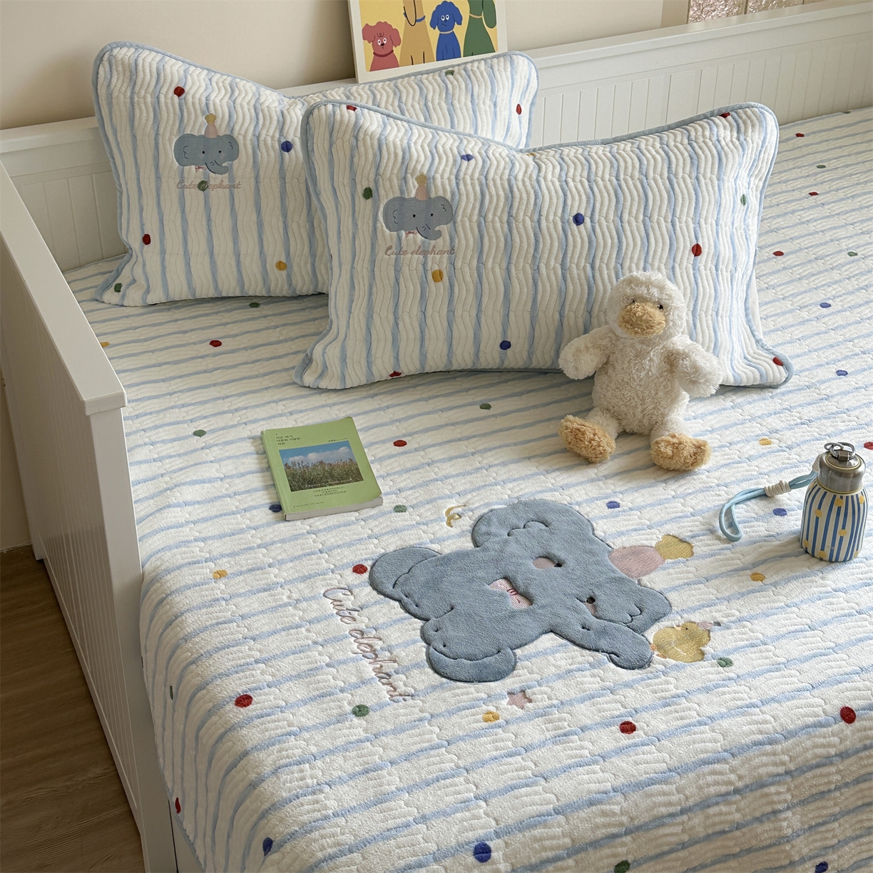 91家纺网 家纺一手货源 找家纺 暖生活 2025新款A类230克加厚牛奶绒贴布绣床盖三件套 小蓝象