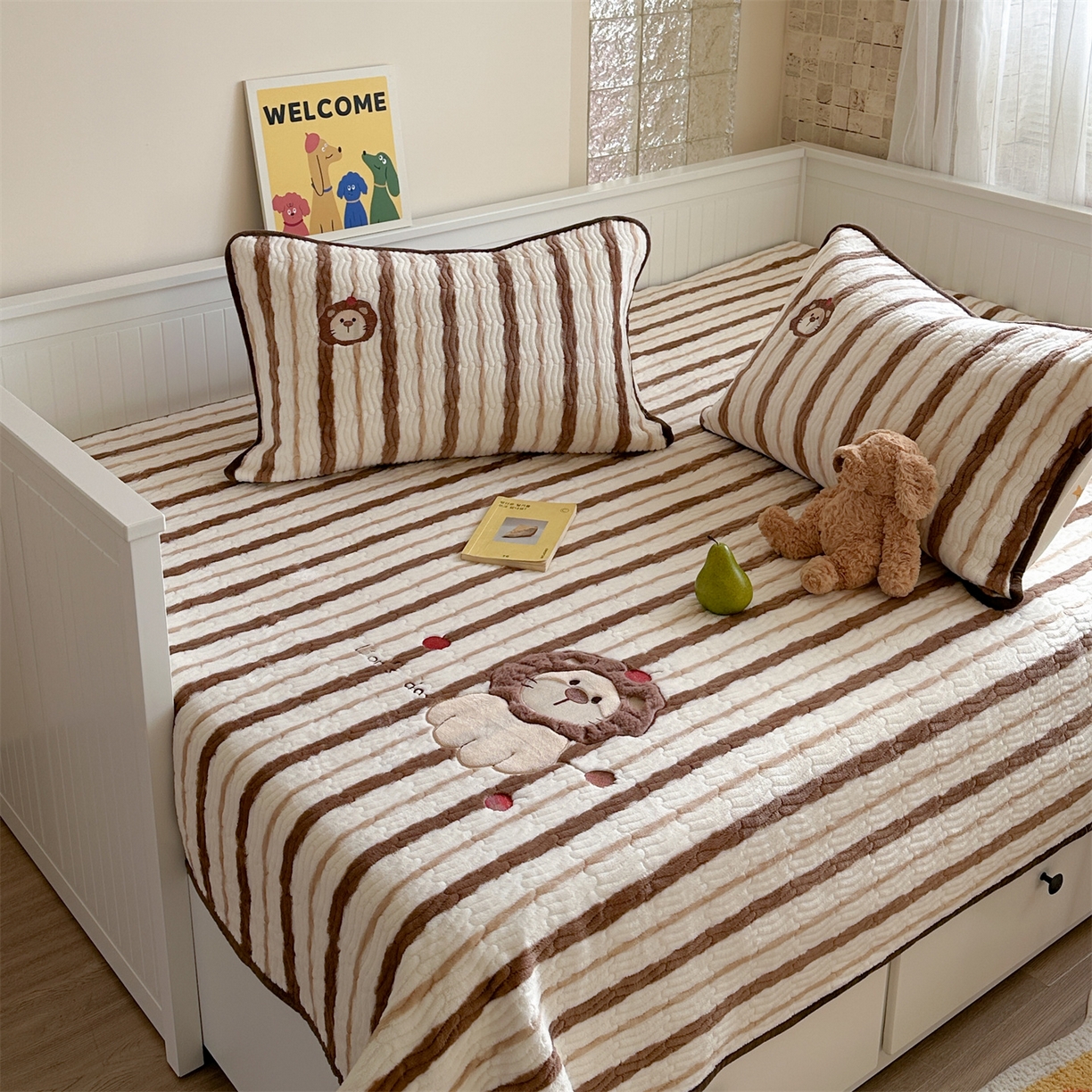 91家纺网 家纺一手货源 找家纺 暖生活 2025新款A类230克加厚牛奶绒贴布绣床盖三件套 红果小狮子