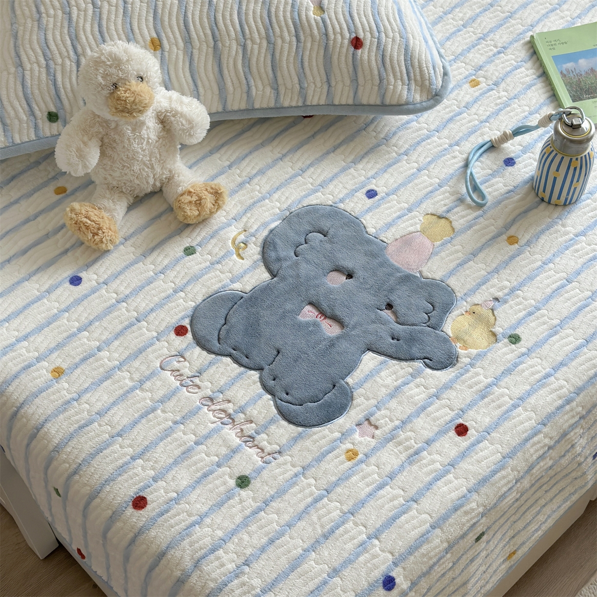 91家纺网 家纺一手货源 找家纺 暖生活 2025新款A类230克加厚牛奶绒贴布绣床盖三件套 小蓝象