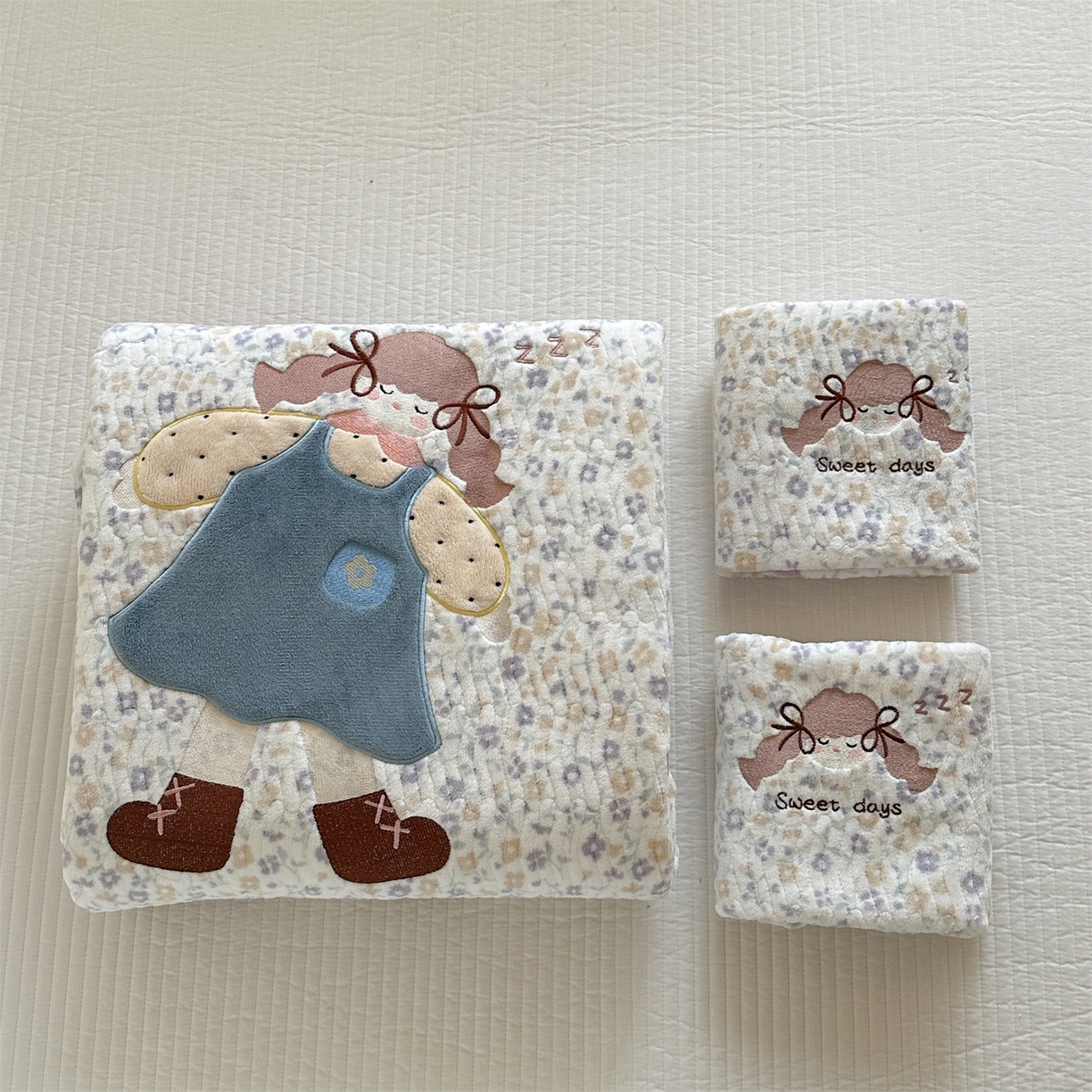 91家纺网 家纺一手货源 找家纺 暖生活 2025新款A类230克加厚牛奶绒贴布绣床盖三件套 碎花小女孩