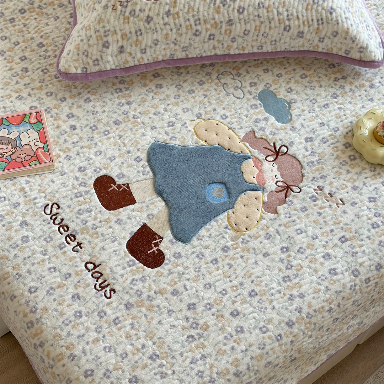 91家纺网 家纺一手货源 找家纺 暖生活 2025新款A类230克加厚牛奶绒贴布绣床盖三件套 碎花小女孩