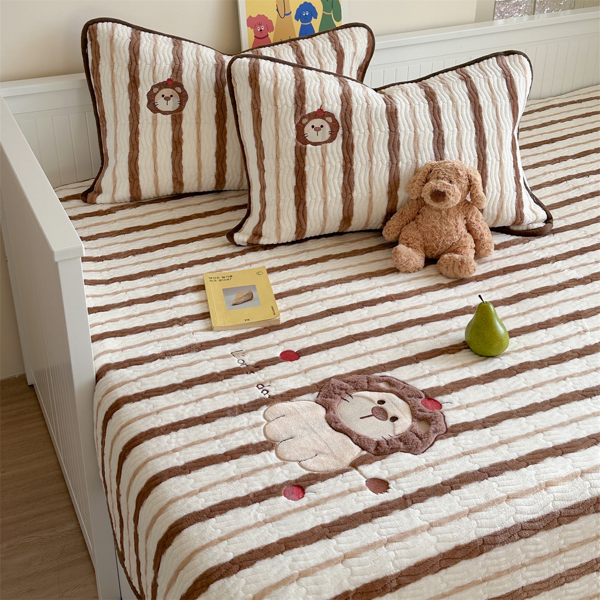 91家纺网 家纺一手货源 找家纺 暖生活 2025新款A类230克加厚牛奶绒贴布绣床盖三件套 红果小狮子