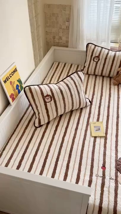 91家纺网 家纺一手货源 找家纺 暖生活 2025新款A类230克加厚牛奶绒贴布绣床盖三件套 红果小狮子