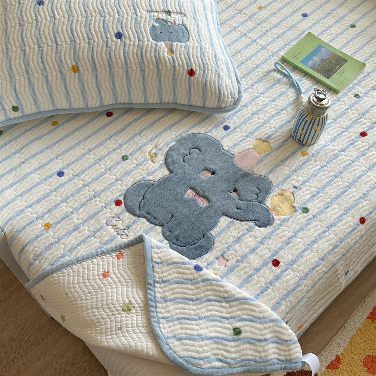 91家纺网 家纺一手货源 找家纺 暖生活 2025新款A类230克加厚牛奶绒贴布绣床盖三件套 小蓝象