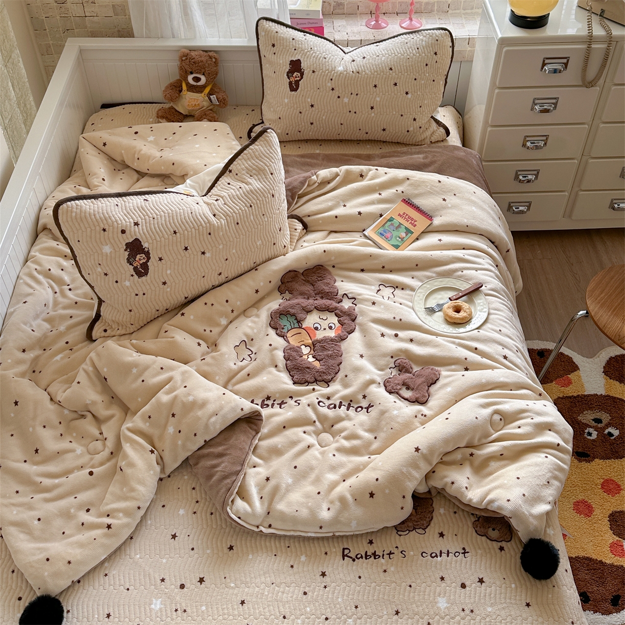 91家纺网 家纺一手货源 找家纺 暖生活 2025新款A类230克加厚牛奶绒贴布绣床盖三件套 胡萝卜星星人