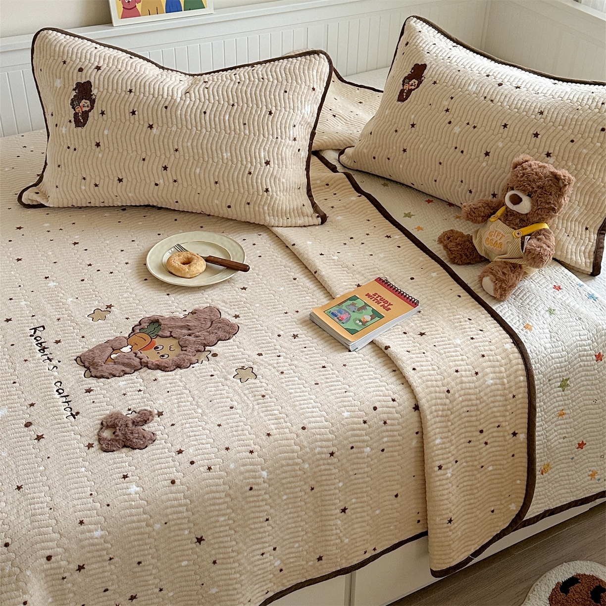 91家纺网 家纺一手货源 找家纺 暖生活 2025新款A类230克加厚牛奶绒贴布绣床盖三件套 胡萝卜星星人