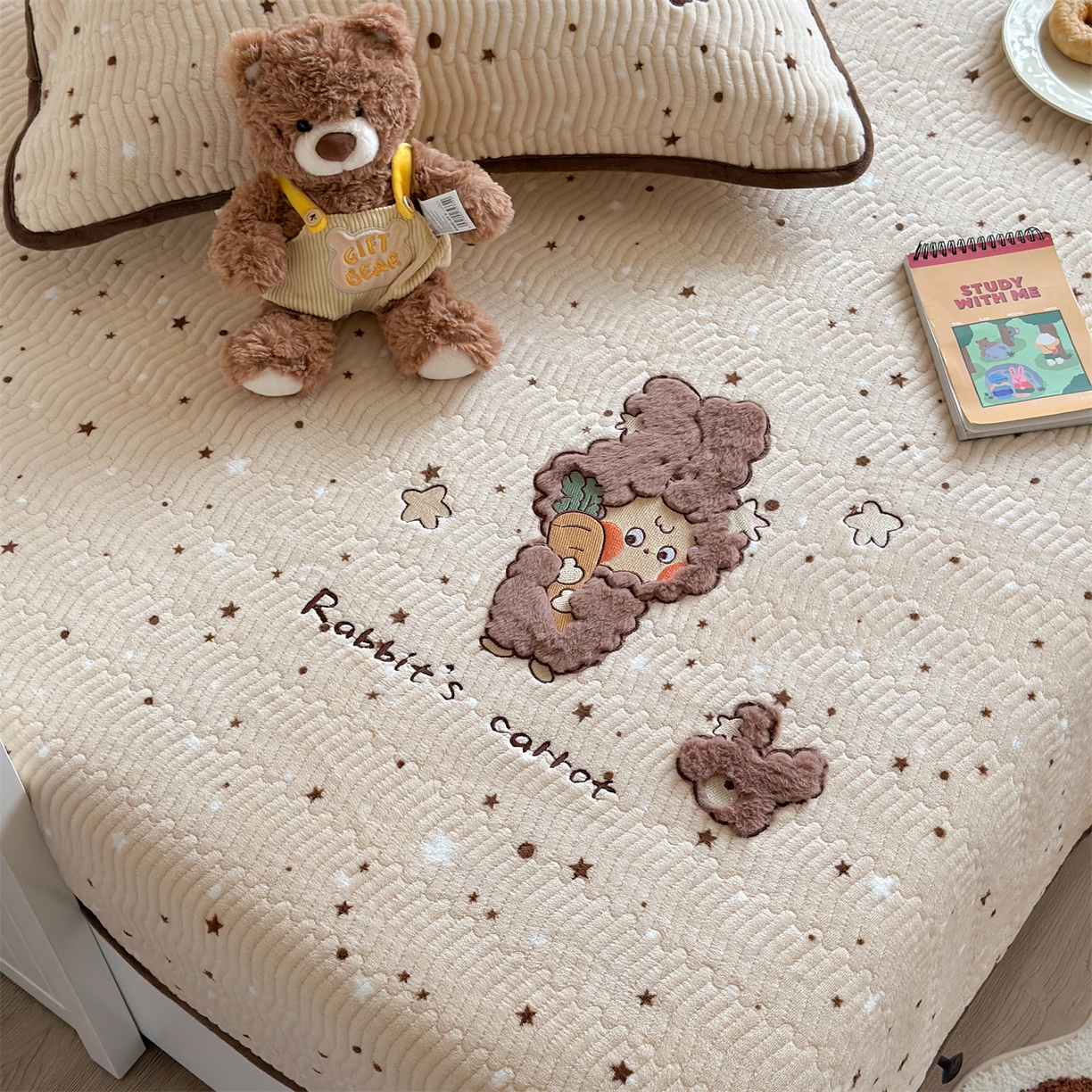 91家纺网 家纺一手货源 找家纺 暖生活 2025新款A类230克加厚牛奶绒贴布绣床盖三件套 胡萝卜星星人