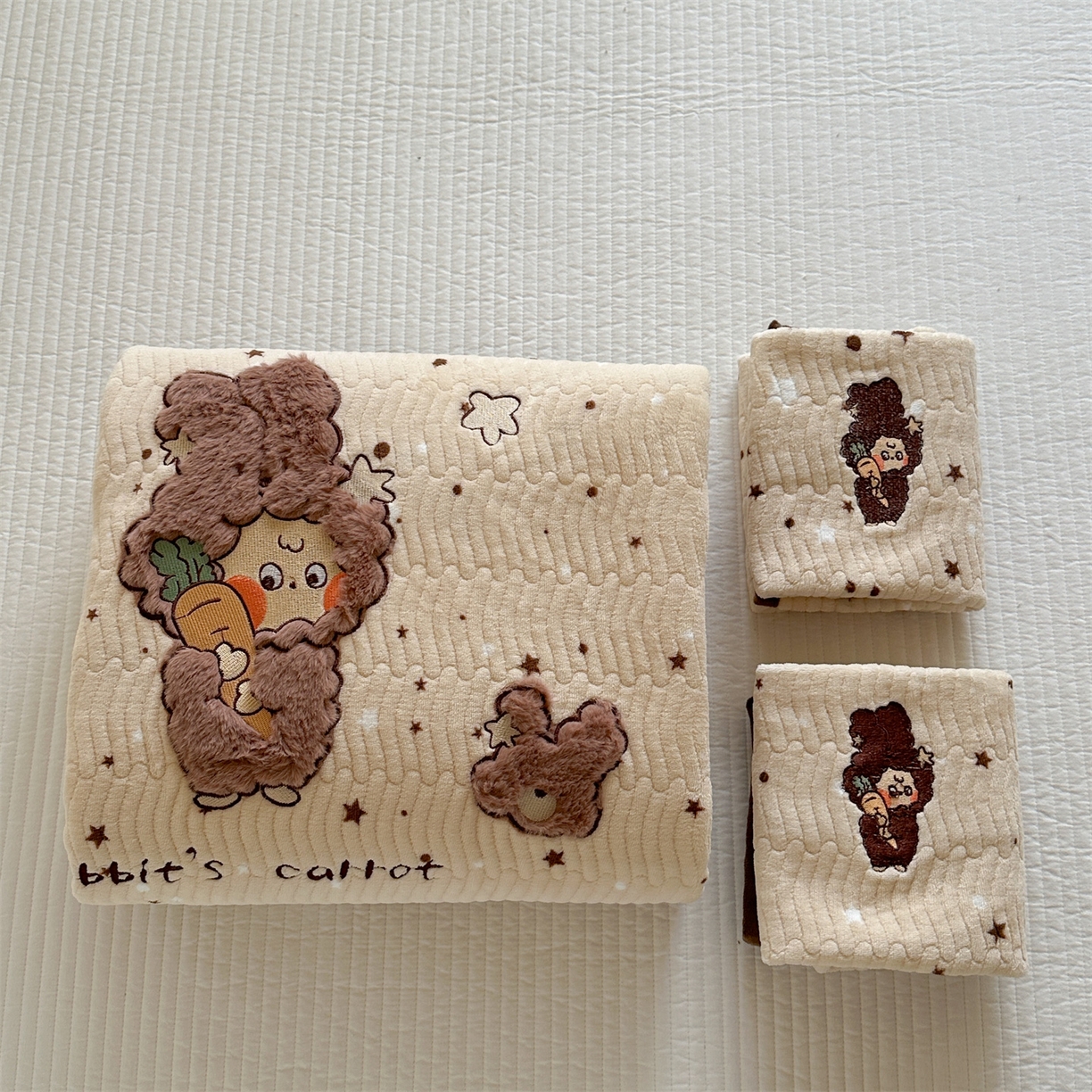 91家纺网 家纺一手货源 找家纺 暖生活 2025新款A类230克加厚牛奶绒贴布绣床盖三件套 胡萝卜星星人