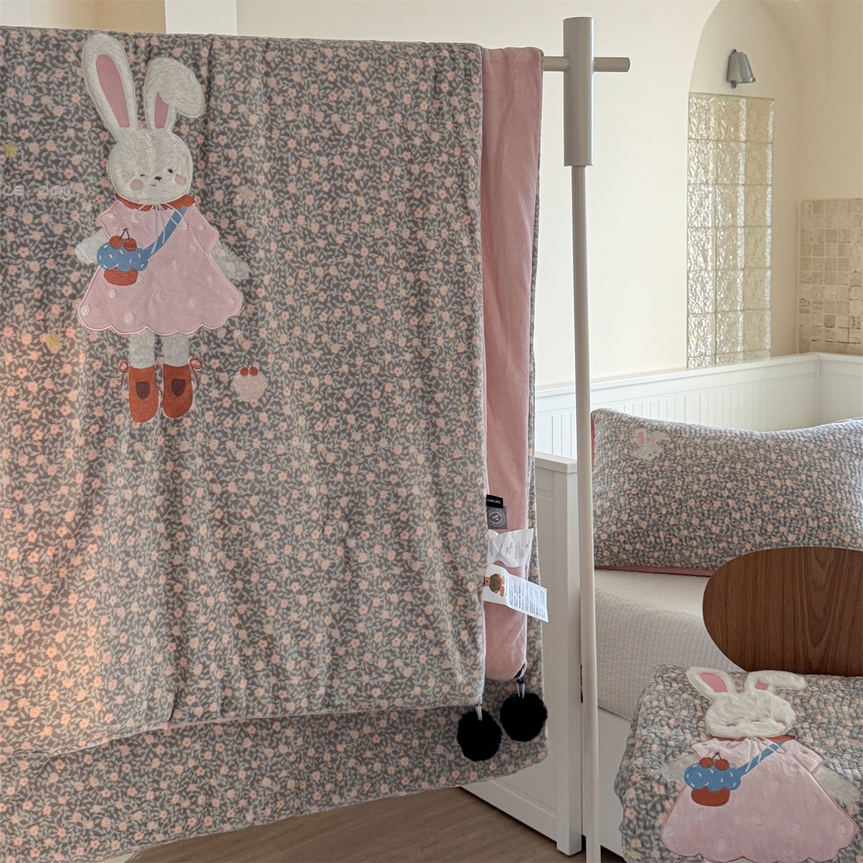 91家纺网 家纺一手货源 找家纺 暖生活 2025新款A类230克加厚牛奶绒贴布绣床盖三件套 碎花小兔子